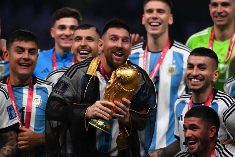 $!Lionel Messi sostiene la Copa del Mundo junto a su equipo.