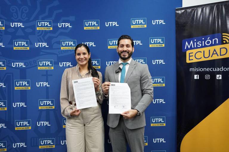 $!Cristina Vinueza, coordinadora zonal de la UTPL, y Marco Mendieta, presidente de la Fundación Misión Ecuador, en la firma del convenio.