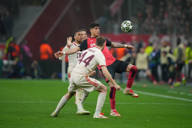 $!El defensa croata #44 del Bayern Múnich, Josip Stanisic (abajo), y el defensa ecuatoriano #03 del Bayer Leverkusen, Piero Hincapie (arriba), compiten por el balón.