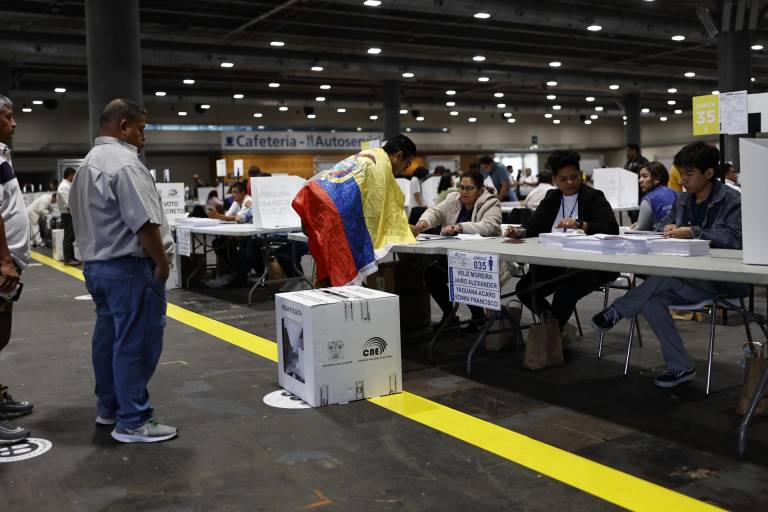 $!Miles de ecuatorianos ejercieron con normalidad su derecho al voto en Madrid este domingo.