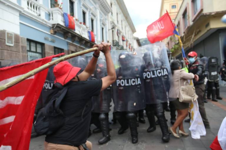 $!Protestas de organizaciones sociales contra el Gobierno de Guillermo Lasso. Leonidas Iza, presidente de la CONAIE, encabeza la marcha.