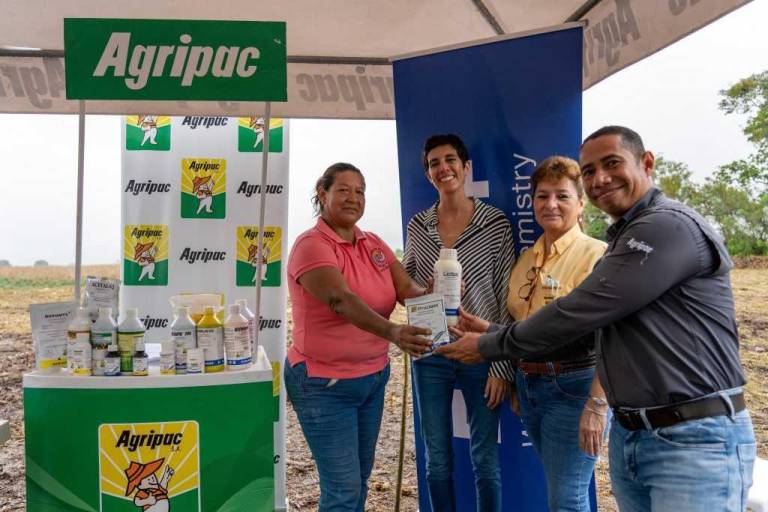 $!Alexandra Armstrong, directora de Sostenibilidad de AGRIPAC, participa en la entrega de kit de insumos y semillas a mujeres del agro costeño.