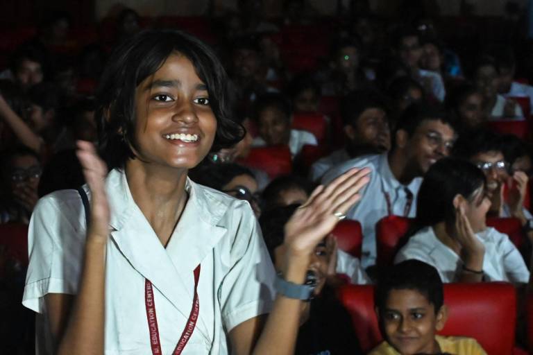 $!Un estudiante celebra después de ver la transmisión en vivo del lanzamiento del cohete PSLV XL que transporta la nave espacial Aditya-L1, el primer observatorio indio espacial que estudia el Sol, en Calcuta el 2 de septiembre de 2023.