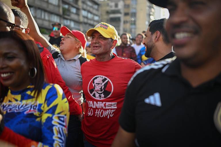 $!Un partidario del presidente venezolano Nicolás Maduro, con una camiseta que representa al presidente estadounidense Donald Trump y el lema Yankee go home.
