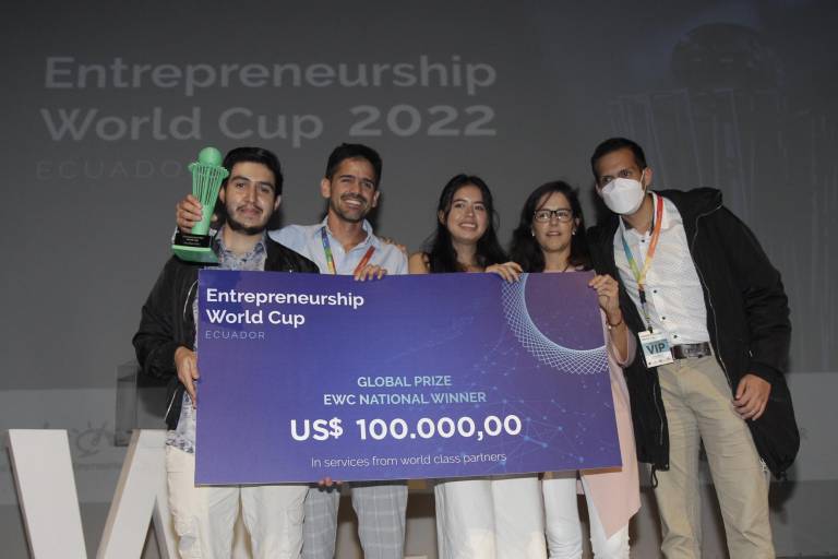 $!Representantes de algunos de los diez emprendimientos que compitieron en la final de la Entrepreneurship World Cup, capítulo Ecuador, junto a parte del jurado.