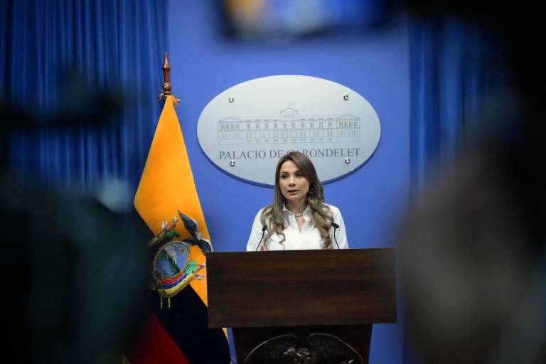 $!Carolina Jaramillo habla durante una conferencia de prensa en el Palacio de Carondelet, en Quito