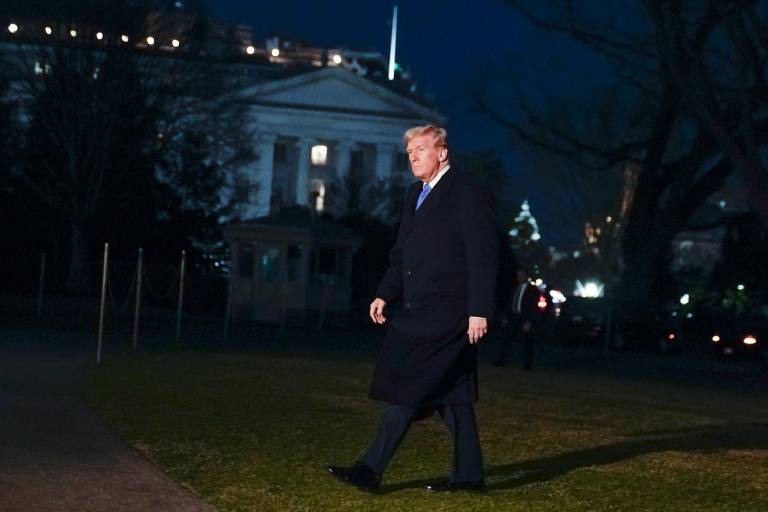 $!El presidente de Estados Unidos, Donald Trump, camina por el jardín sur de la Casa Blanca.