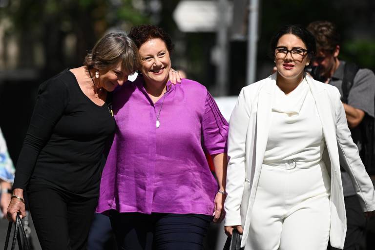 $!Kathleen Folbigg (C) junto con Tracy Chapman (L) y la abogada Rhanee Rego (R) llegan al Tribunal de Apelación Penal de Nueva Gales del Sur en Sydney, Australia, el 14 de diciembre de 2023.