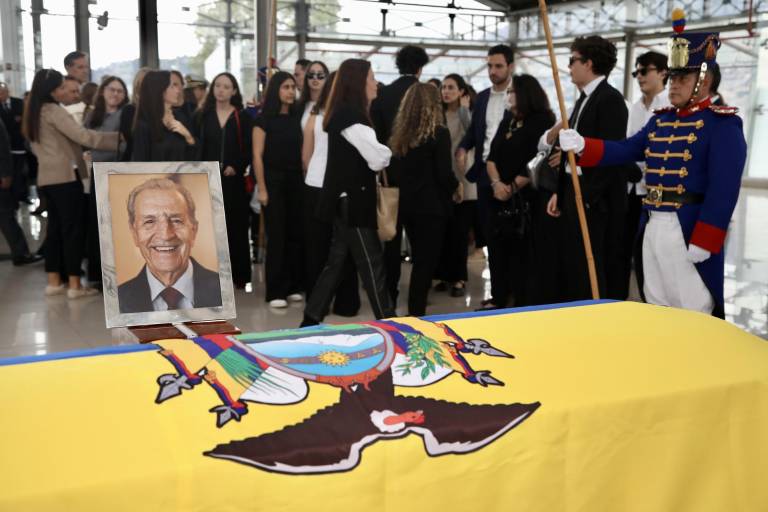 $!Fotografía que muestra una imagen del expresidente ecuatoriano Rodrigo Borja (1988-1992) sobre su féretro este viernes, en Quito.