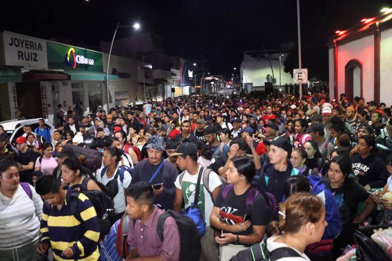 $!Cientos de migrantes caminan en caravana hacia la frontera norte este lunes, desde el municipio de Tapachula en Chiapas (México).