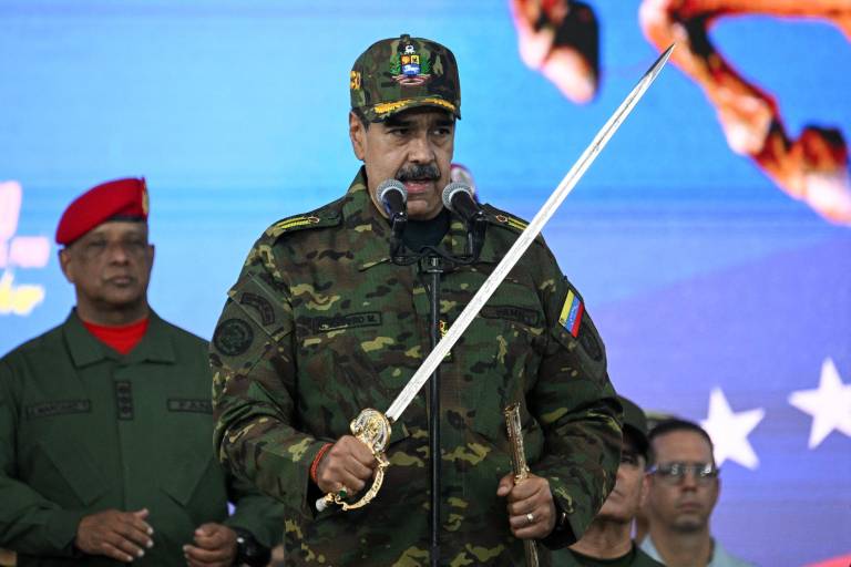 $!El presidente de Venezuela, Nicolás Maduro, pronuncia un discurso mientras sostiene la Espada del Perú del héroe de la independencia venezolana, Simón Bolívar.