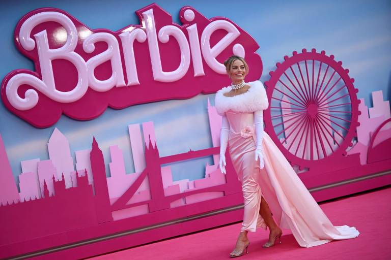 $!La actriz australiana Margot Robbie posa en la alfombra rosa a su llegada al estreno europeo de Barbie en el centro de Londres el 12 de julio de 2023.