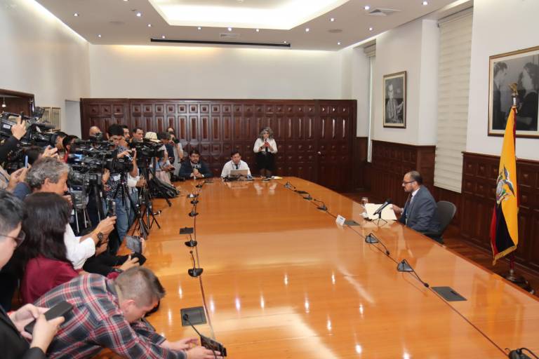 $!La vocero de la Vicepresidencia habla sobre los contratos laborales que involucran al hijo de Abad.