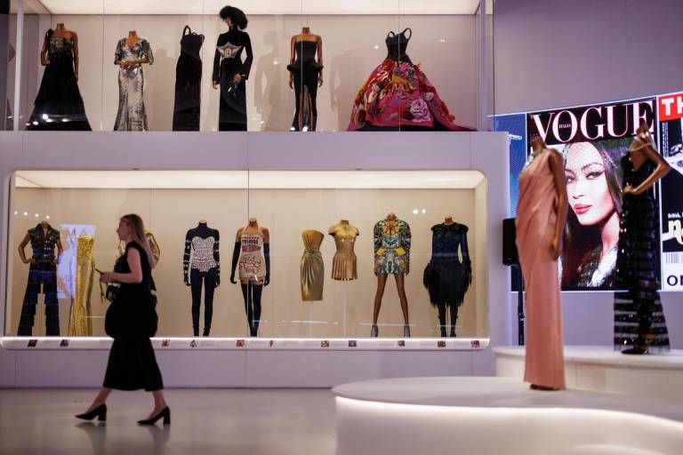 $!Los aspectos más destacados del vestuario se muestran en la exposición 'NAOMI: In Fashion' durante una vista previa en el museo V&amp;A en Londres.