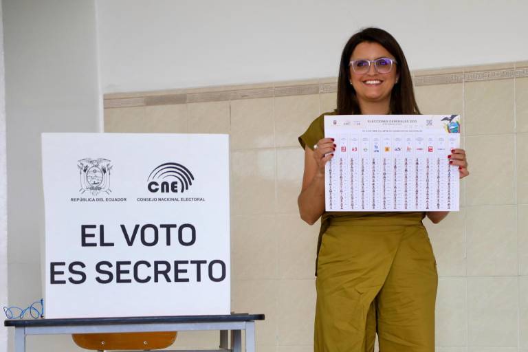 $!La candidata a la vicepresidencia de Ecuador María José Pinto muestra su voto.