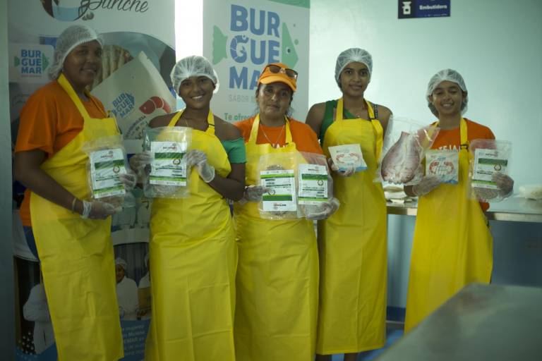 $!Mujeres de Muisne trabajando en un nuevo modelo de negocio sostenible.