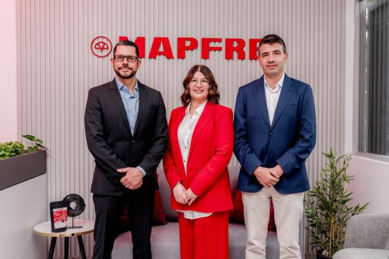 $!Roy Medina, CEO de MAPFRE Ecuador; Osiris Partidas, directora de Operaciones de MAPFRE Ecuador; y Raúl Perdigones, director regional de Operaciones de MAPFRE.