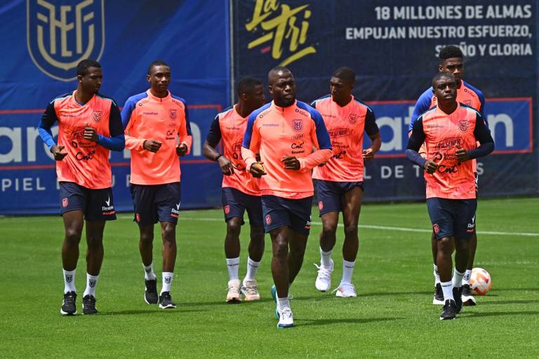 $!El delantero ecuatoriano Enner Valencia (centro) y sus compañeros trotan durante un entrenamiento de la selección nacional de fútbol en el complejo deportivo Casa de la Selección en Quito el 18 de marzo de 2025.