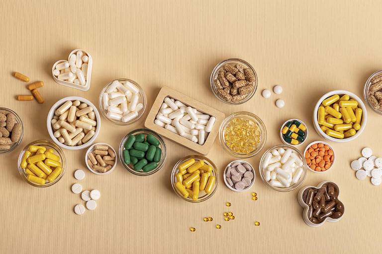 $!Vitaminas, suplementos alimenticios y minerales de colores diferentes.