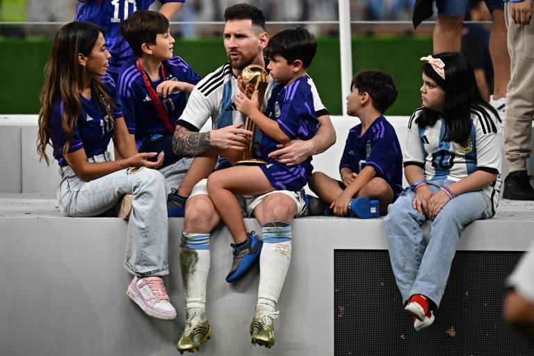 $!El capitán del equipo argentino, Lionel Messi, tras la ceremonia de la entrega de la Copa del Mundo en Qatar 2022 se sentó junto a su familia a disfrutar de este momento.