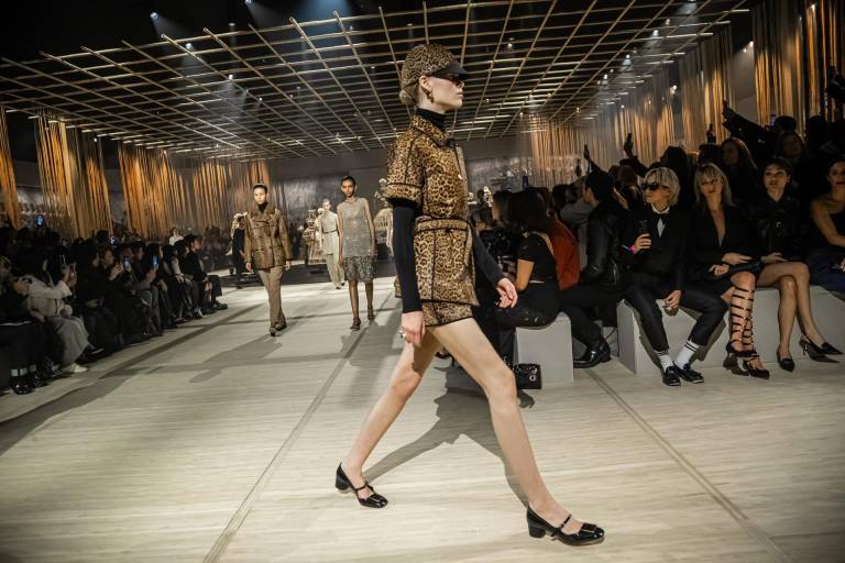 $!Modelo presenta creación de la diseñadora Maria Grazia Chiuri para la colección Otoño /Invierno 2024/2025 de Dior, para el Paris Fashion Week.