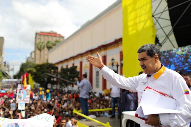 $!Esta imagen publicada por la Presidencia venezolana muestra al presidente de Venezuela, Nicolás Maduro, saludando a sus seguidores durante una reunión frente al Palacio Presidencial de Miraflores en Caracas el 8 de diciembre de 2023.