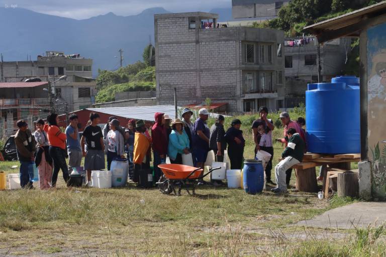 $!Moradores esperando por tanqueros en el sector del Divino Niño de la Ecuatoriana.