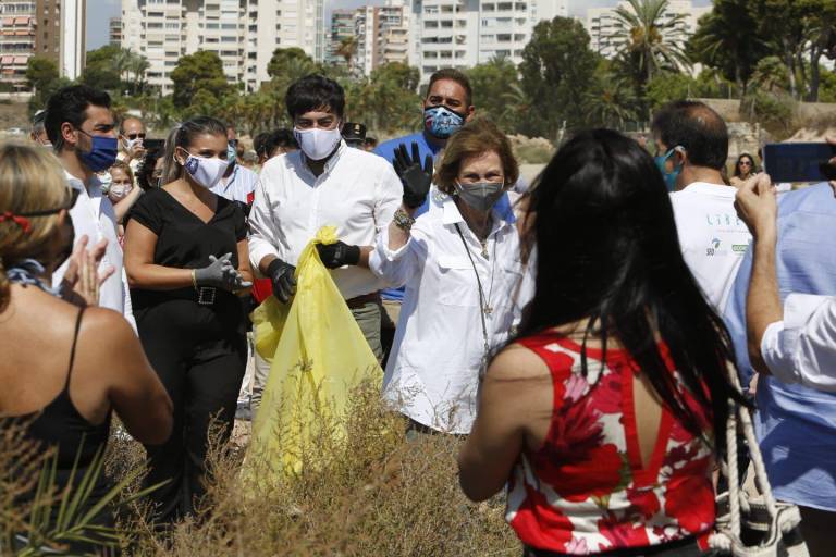 $!La madre de Felipe VI ha incentivado a sus nietas, la princesa Leonor y la Infanta Sofía, a participar desde jóvenes en mingas por el cuidado de la contaminación.