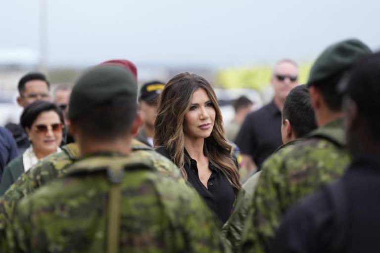 $!La secretaria de Seguridad Nacional de Estados Unidos, Kristi Noem, llega a la base aérea Eloy Alfaro en Manta.