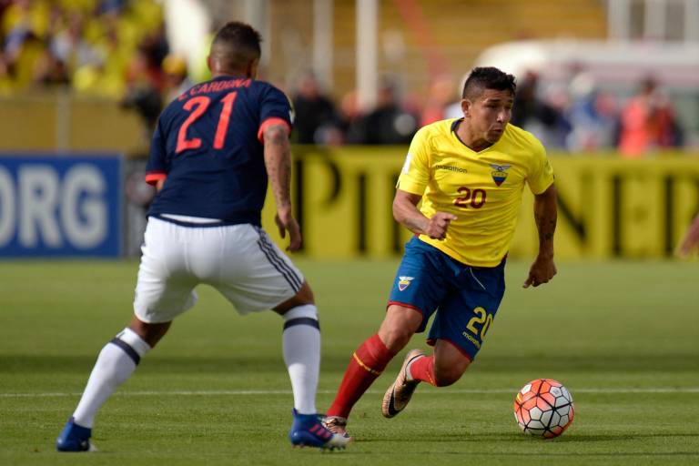 $!El defensa de Ecuador Mario Pineida (C) compite por el balón con el mediocampista de Colombia Edwin Cardona (I) durante un partido de clasificación para la Copa Mundial de la FIFA 2018.