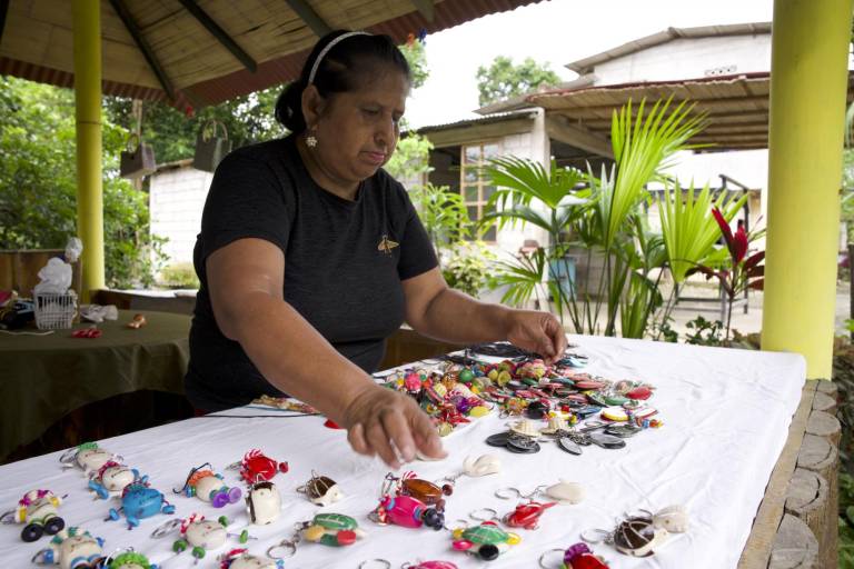 $!Una de las actividades económicas de Dos Mangas es elaborar artesanías a base de la semilla de la Tagua para vendérselas a los turistas.