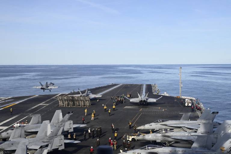 $!Un avión de combate F-18E despega del portaaviones USS Gerald R. Ford mientras navega durante el ejercicio Neptune Strike 2025 de la OTAN el 24 de septiembre de 2025 en el Mar del Norte.