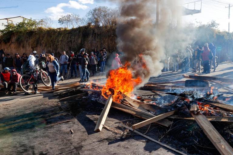$!Personas participan en una manifestación este martes, en Tabacundo.