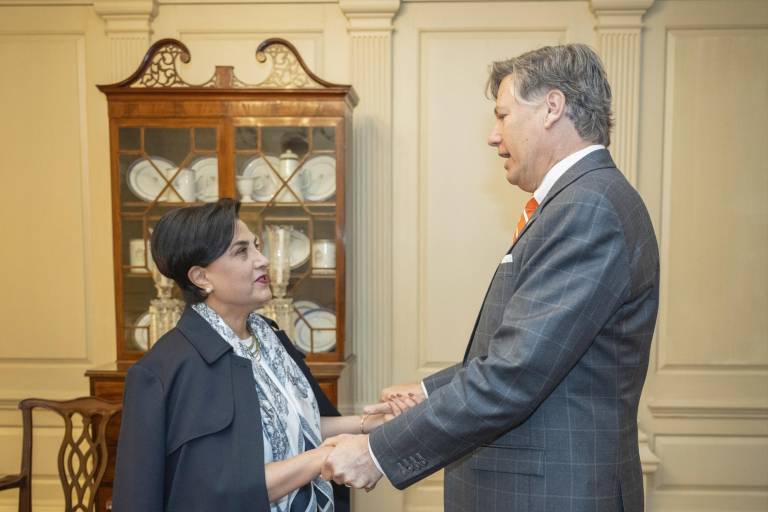 $!Fotografía de la canciller ecuatoriana, Gabriela Sommerfeld, y el secretario adjunto de Estado de los Estados Unidos, Christopher Landau.