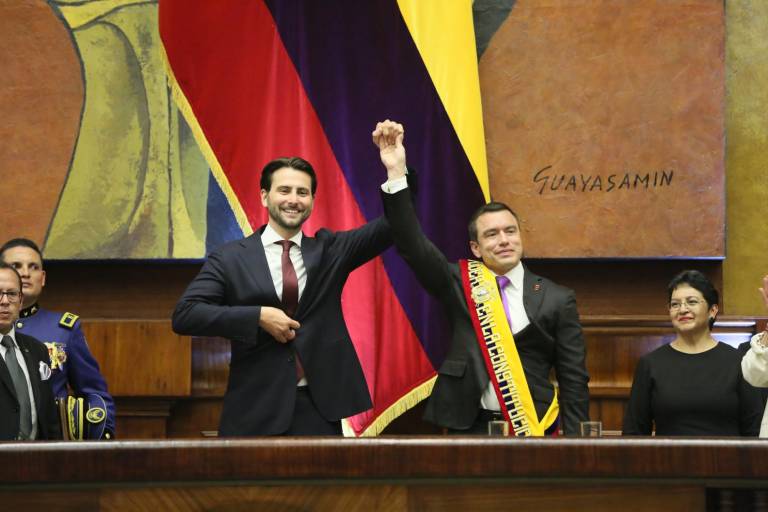 $!Niels Olsen junto a Daniel Noboa en la posesión.