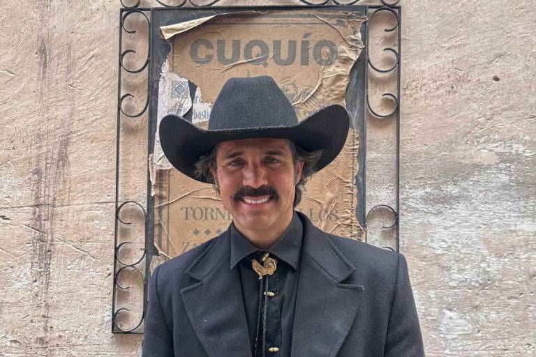 $!El actor José Ron posa durante las grabaciones de “El Gallo de Oro”, en San Luis Potosí (México). El año 2024 marcará un hito en la adaptación de la literatura de Latinoamérica a las pantallas.