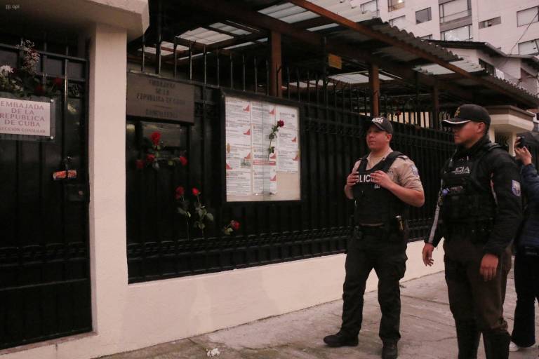 $!Policías acuden a la Embajada de Cuba en Ecuador, horas después de que se ordenó la expulsión de la misión diplomática de la isla.