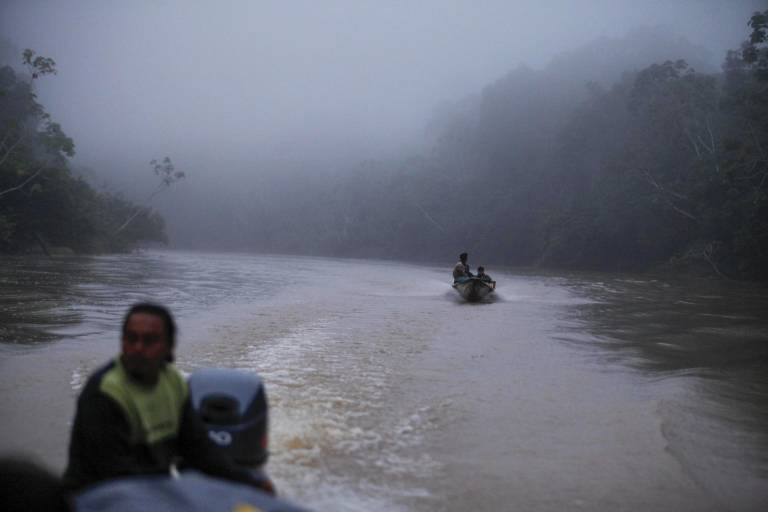 $!La gente navega por el río Shiripuno, un afluente del río Cononaco, en el Parque Nacional Yasuní, Ecuador, el 30 de julio de 2023.
