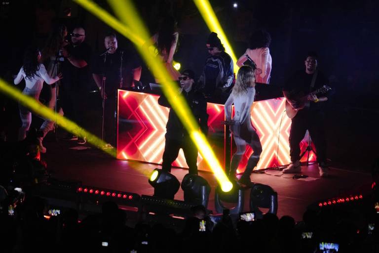 $!Nicky Jam canta en la Noche Amarilla 2025.
