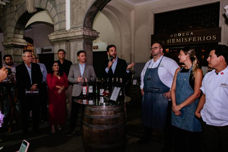 $!El enólogo Juan Banovsky presentó a todos los chefs que deleitaron con sus bocados de sal y dulce, a los asistentes de la presentación de NUDO.