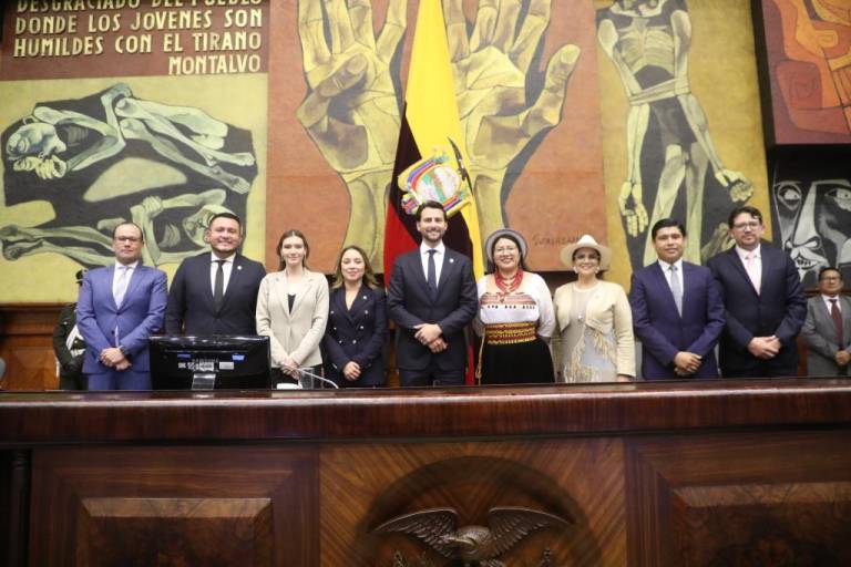 $!Niels Olsen junto a las videpresidentas de la Asmblea, los vacales del CAL y demás autoridades.