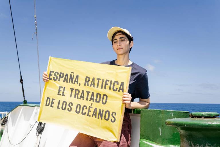 $!Fotografía del 28 de febrero de 2024, cedida por Greenpeace, muestra a la actriz y activista española Alba Flores con un cartel en el que conmina a que España ratifique el Tratado Global de los Océanos.