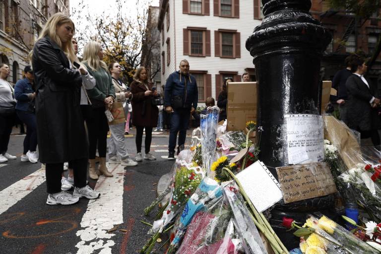 $!Fanáticos rinden homenaje al fallecido actor Matthew Perry afuera del edificio de Friends el 30 de octubre de 2023 en la ciudad de Nueva York.