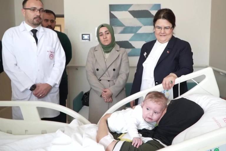 $!La ministra de Familia y Servicios Sociales de Turquía, Derya Yanık, entregó a la bebé a su madre luego de 54 días de haber sido encontrada.