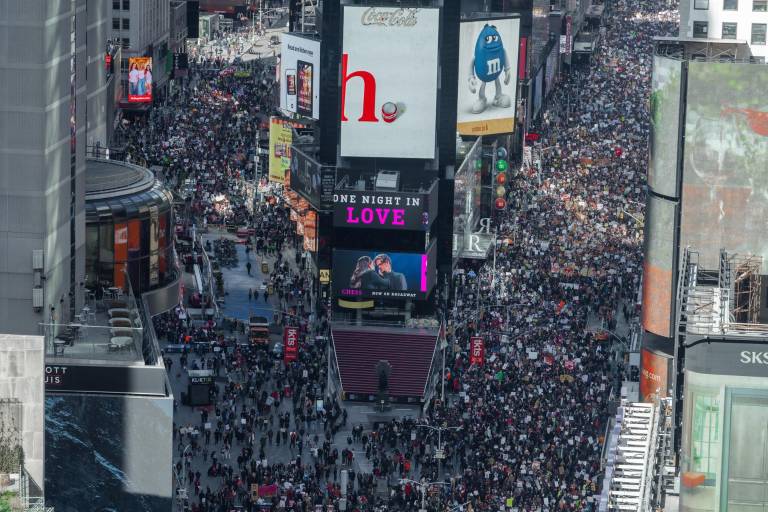 $!Miles de ciudadanos se reunieron en Times Square durante la protesta ‘No Kings’ en la ciudad de New York, este 28 de marzo.