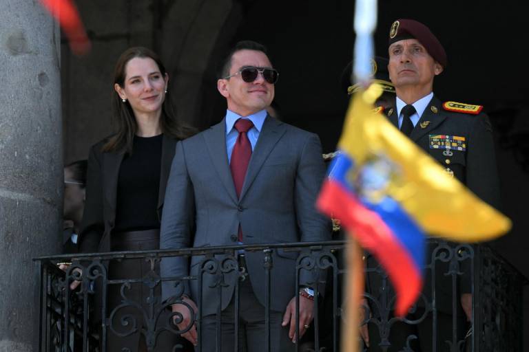 $!El presidente de Ecuador reelegido Daniel Noboa (C), acompañado de su esposa, Lavinia Valbonesi (I) y el jefe de la Casa Militar Presidencial, Milton Rodríguez.