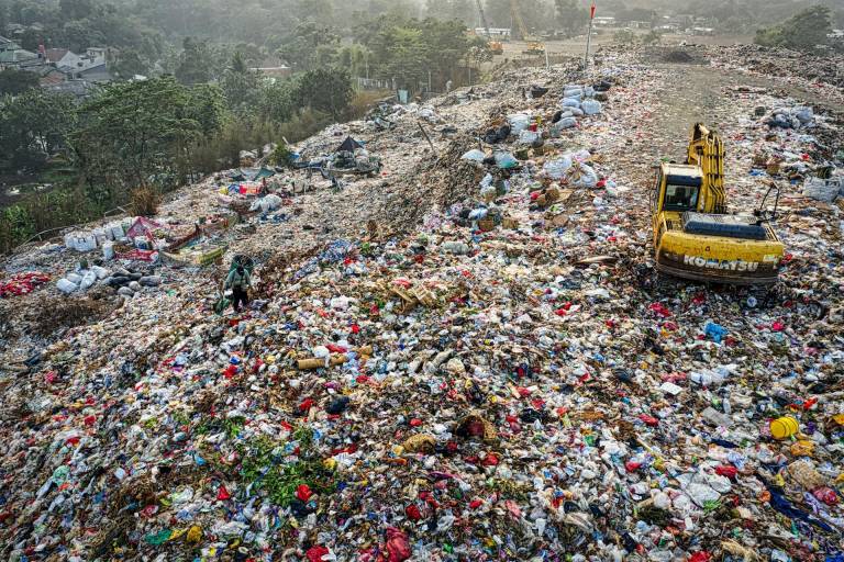 $!Fotografía referencial tomada en Tailandia de una explanada llena de desechos plásticos, que pueden tardar entre un siglo y un milenio en descomponerse.