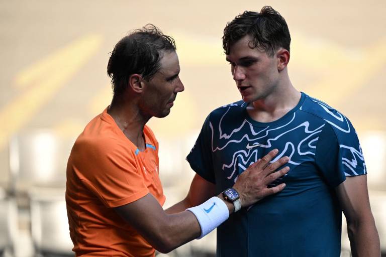 $!Rafael Nadal agradeciendo el partido tras ganarle al joven jugador británico Jack Draper durante el abierto de Australia.