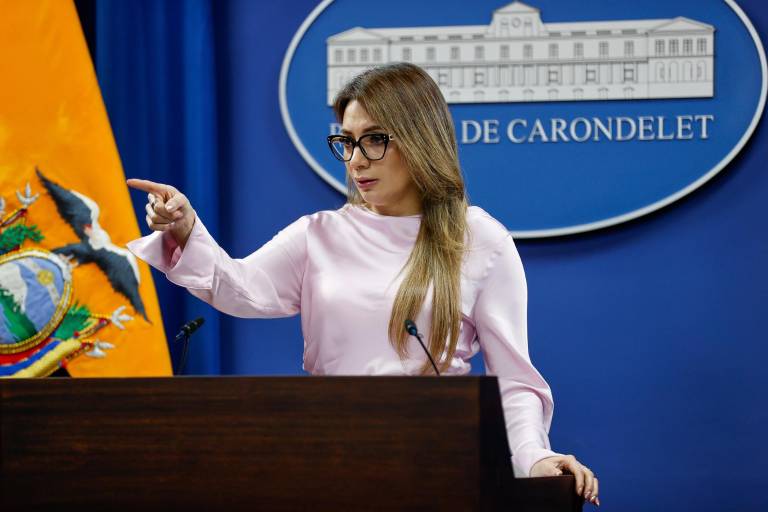 $!La portavoz del Gobierno de Ecuador, Carolina Jaramillo, habla en una rueda de prensa este lunes, en el Palacio de Carondelet en Quito.