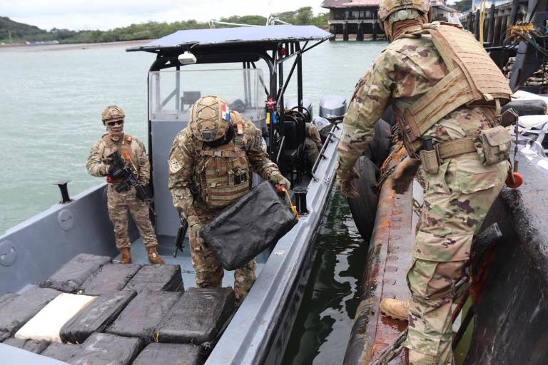 $!Detienen a ecuatorianos con 13,5 toneladas de cocaína en un barco en Panamá